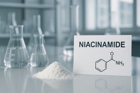 Serum i krem z niacynamidem na blacie w łazience.