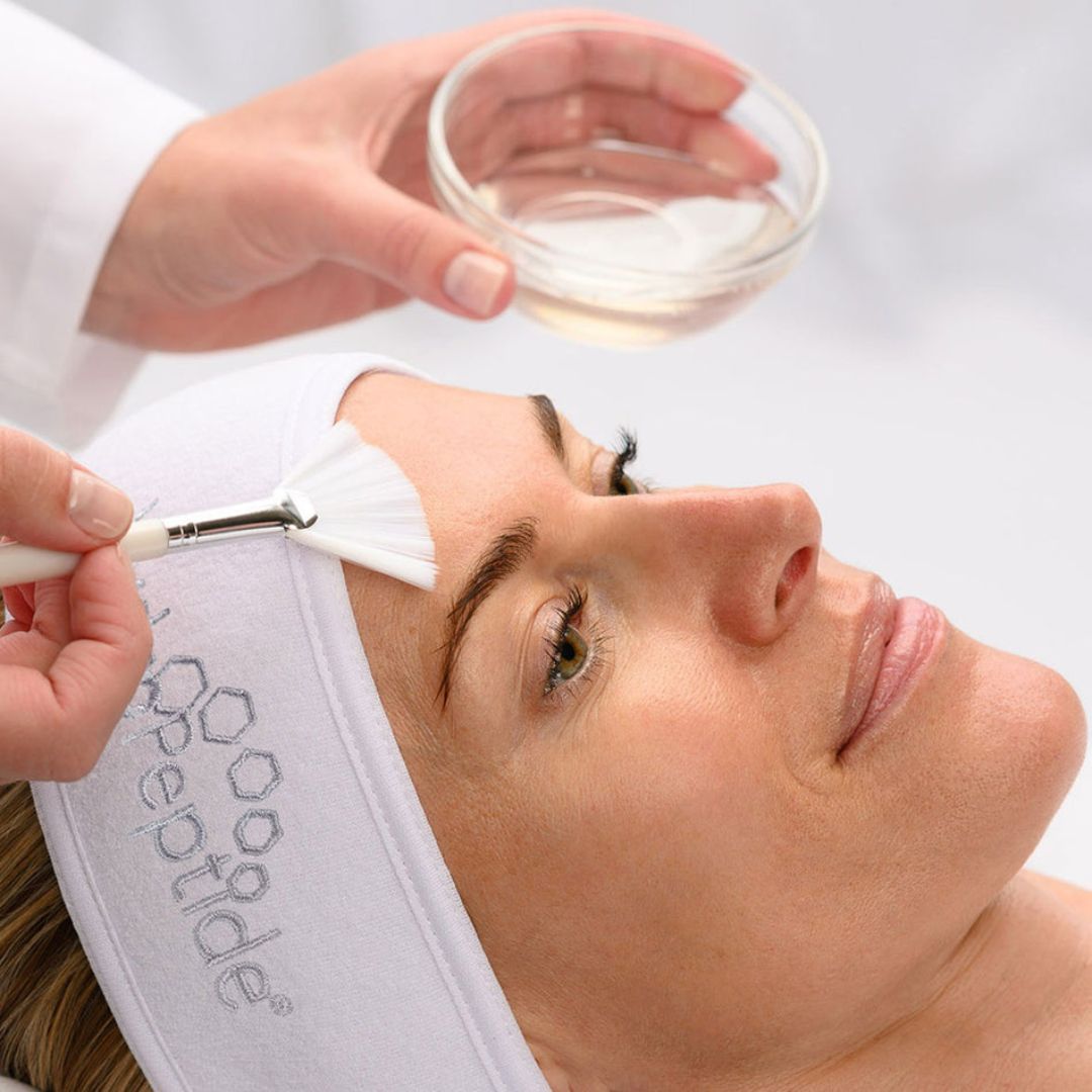 Zabieg z użyciem żelu HydroPeptide Cleansing Gel