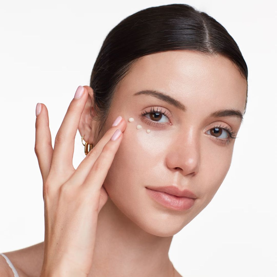 Aplikacja kremu HydroPeptide Eye Authority w okolicy pod oczami