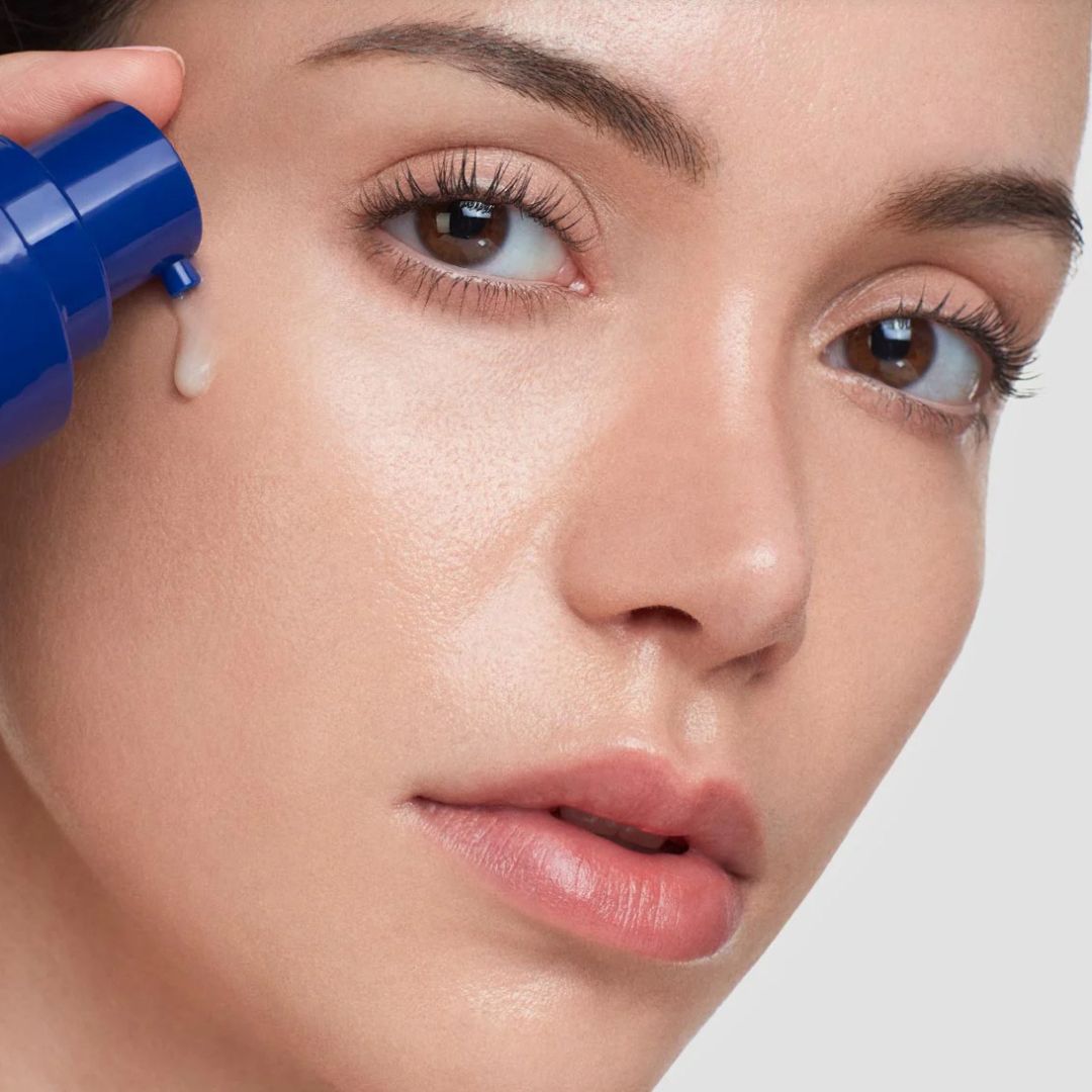 Aplikacja HydroPeptide Power Serum na skórę twarzy