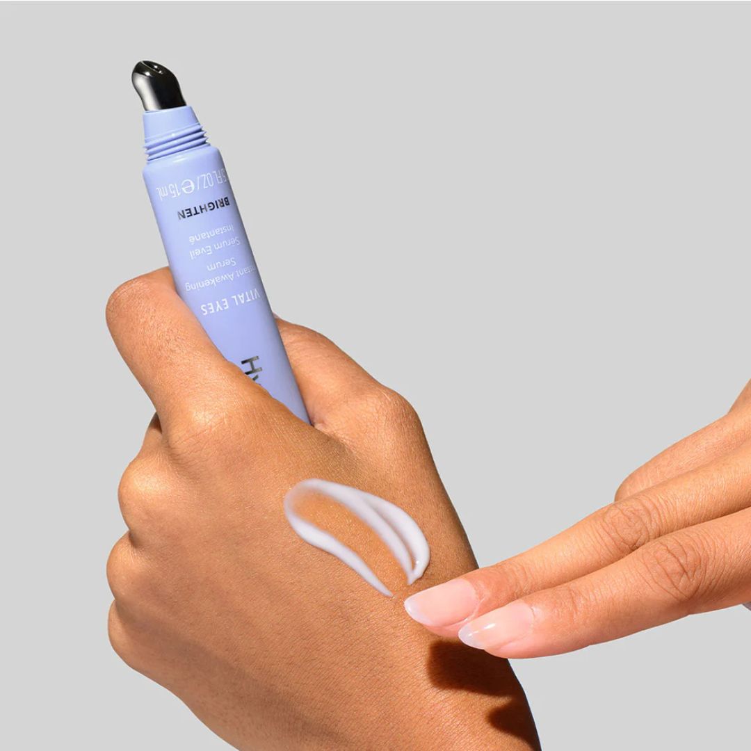 aplikacja serum roll-on pod oczy